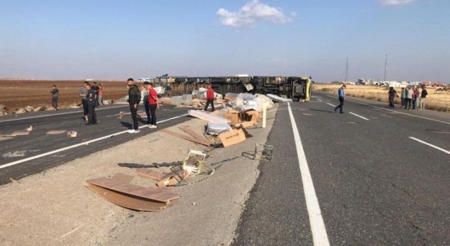 Mardinde mobilya yüklü tır devrildi: 1 yaralı