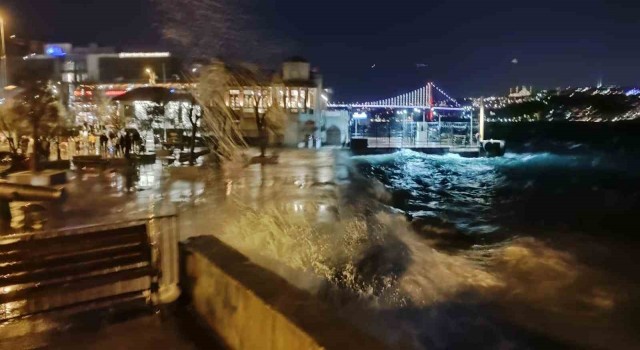 Marmara Denizinde fırtına: Dalgalar 2 3 metreye ulaştı, seferler iptal edildi