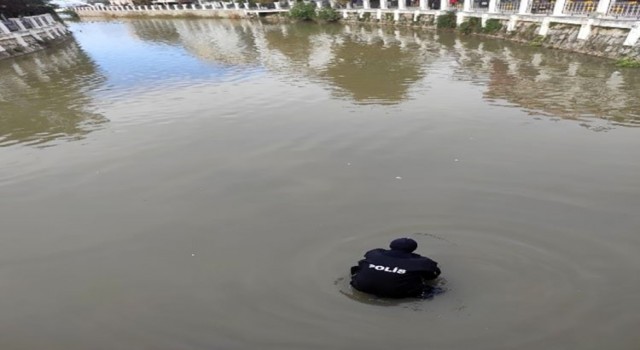 Martıları beslerken dereye düşürülen cüzdanı dalgıç polis çıkardı