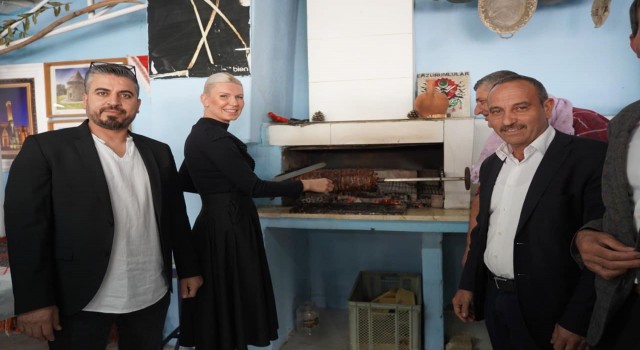 Melek başkan çağ kebabının başına geçti, Erzurumlulara kendi eliyle kebap ikram etti