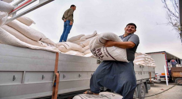 Mersinde büyükbaş hayvancılıkla uğraşan çiftçilere mısır flake yem desteği