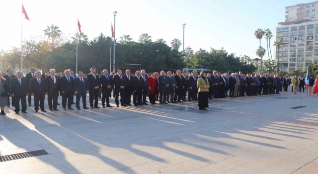Mersinde Öğretmenler Günü dolayısıyla Atatürk Anıtına çelenk sunuldu