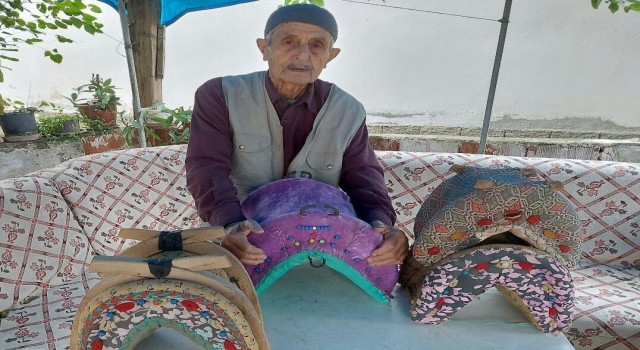 Mesleğini hediyelik semer yaparak yaşatıyor