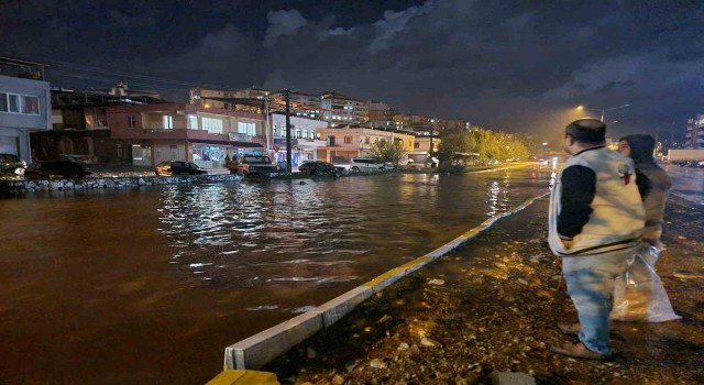 Milası sağanak vurdu, yollar göle döndü, evlere su bastı