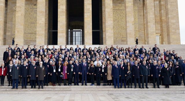 Milli Eğitim Bakanı ve Öğretmenlerden Anıtkabir Ziyareti