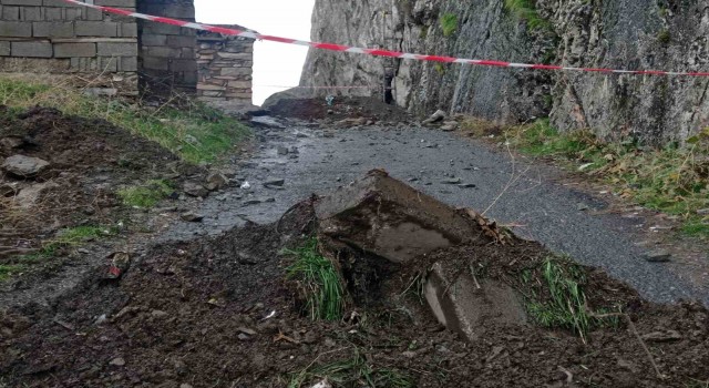Mir Kalesi yolu kaya tehdidine karşı trafiğe kapatıldı