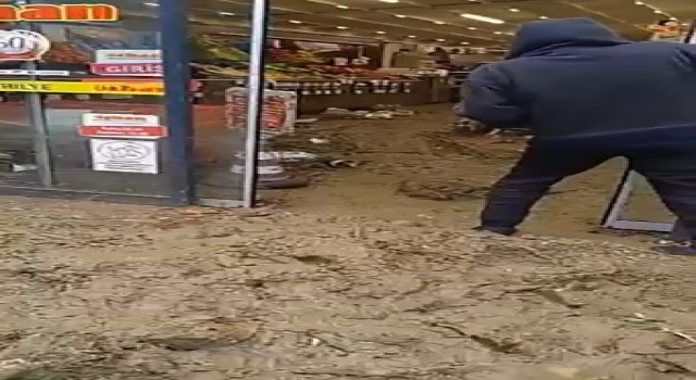 Mudanyada dere taştı, dükkanlar çamur deryasına döndü