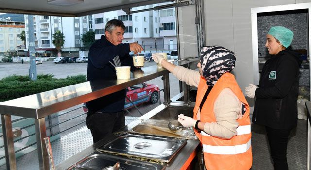 Osmaniye Belediyesi, Vatandaşlara Sıcak Çorba İkramında Bulunuyor