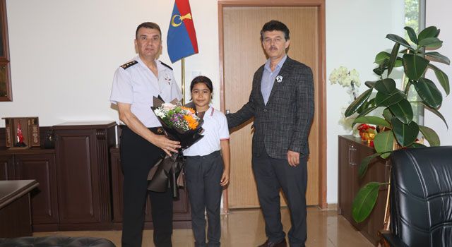 Osmaniye'de Öğrencilerden Jandarma Kışlası Gezisi