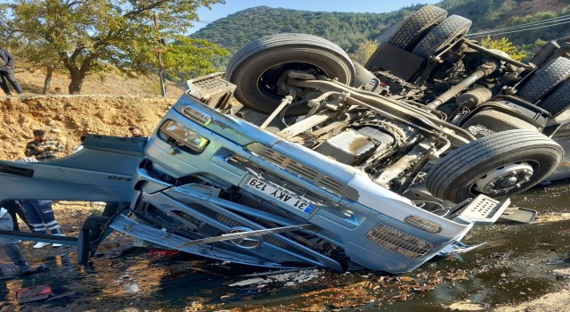 Osmaniye'de yakıt tankeri devrildi: 2 kişi hayatını kaybetti