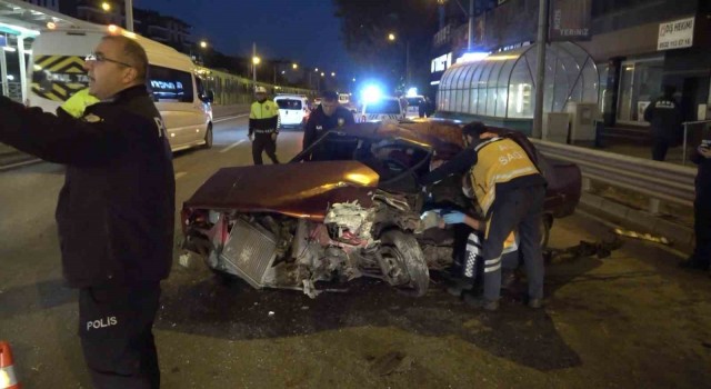 Otomobil Bursarayın bariyerine çarptı: 2 yaralı