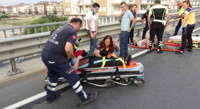 Otomobilin bariyerlere çarptığı kazada can pazarı yaşandı