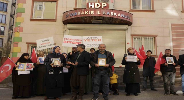PKKlılar tarafından 6 gün önce kaçırılan oğlu için babası nöbete başladı