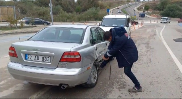 Plakası çarptığı otomobilin arka tekerleğinde takılı kaldı