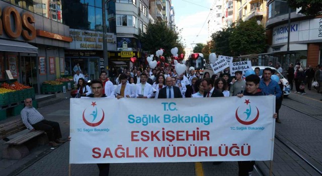 Sağlık çalışanları ve vatandaş ‘Organ Bağışı Haftası yürüyüşünü gerçekleştirdi