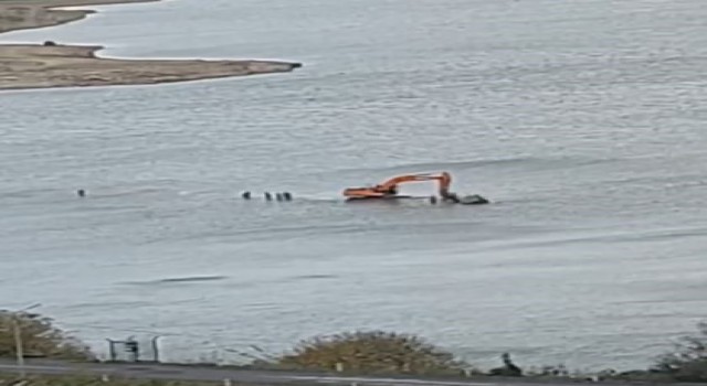 Sazlıdere Barajında soktukları traktör akıntıya kapılarak suya saplandı