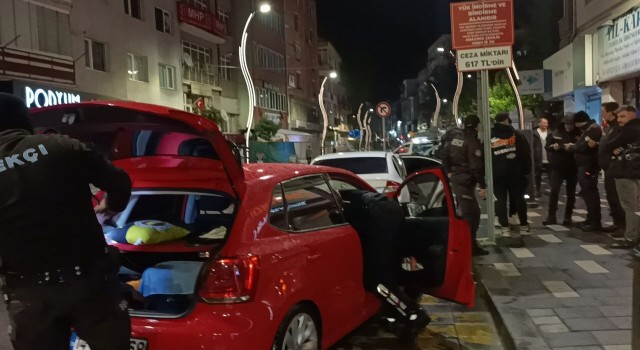 Şehrin en işlek noktasında gece denetimi: Araçlar didik didik arandı
