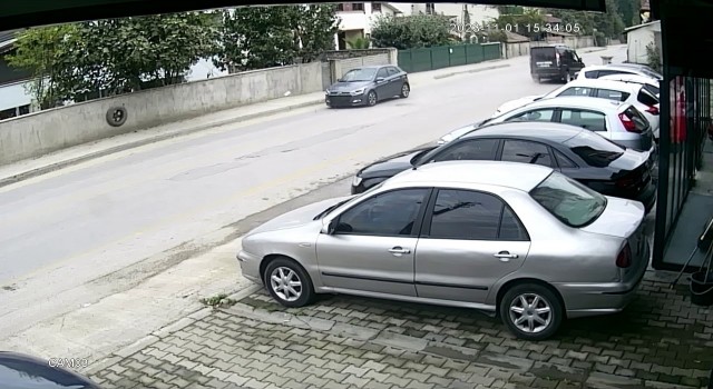 Seyir halindeki aracın kopan tekeri otomobile çarptı