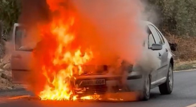 Seyir halindeki otomobil alev alev yandı
