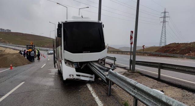 Siirtte bariyere saplanan polis otobüsünde maddi hasar oluştu