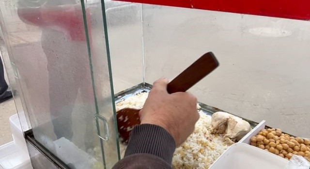 Sinop'un tek seyyar pilavcısı, Yaşar Usta