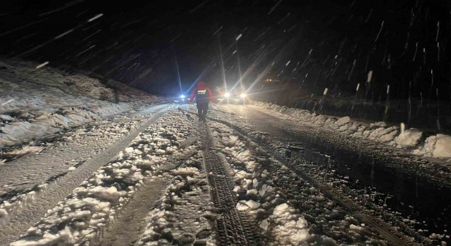 Şırnakta kar yağışı etkili oldu, araçlar mahsur kaldı
