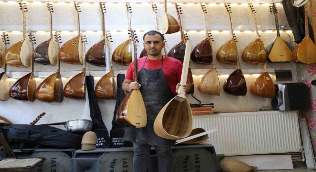 Sivasın en genç saz ustası, dede mesleğini sürdürüyor