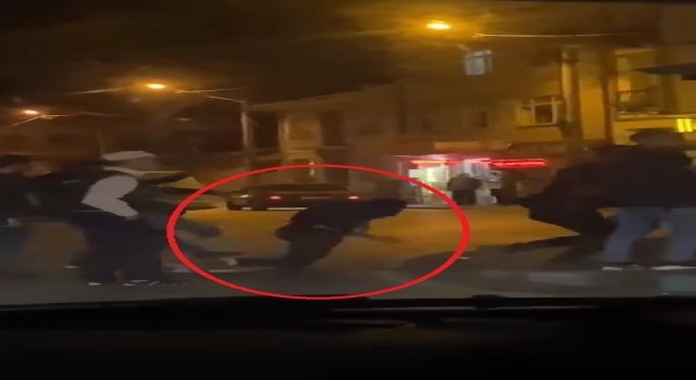 Sokağı boks ringine çevirdiler: Tekme ve sopalar havada uçuştu