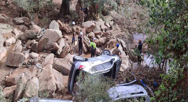Sökede sele kapılan 2 kişiyi arama çalışmaları sürüyor