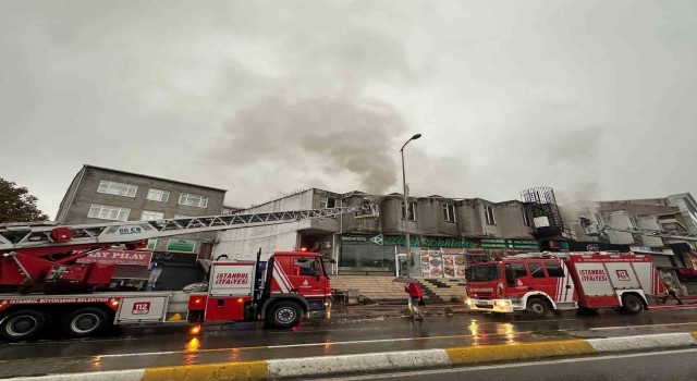 Sultanbeylide iş yerinin deposunda yangın