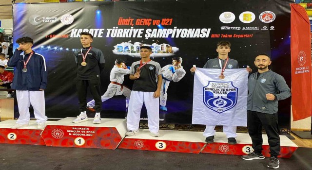 Sultangazide sporcular karate şampiyonasında 3 madalya kazandı