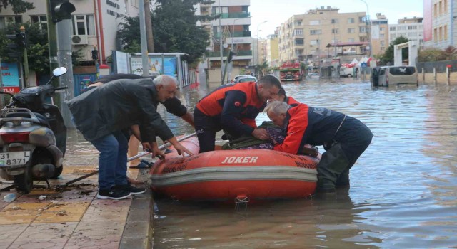 Suyun bir buçuk metreyi bulduğu İskenderun kent merkezinde, AFAD vatandaşları botla kurtarıyor