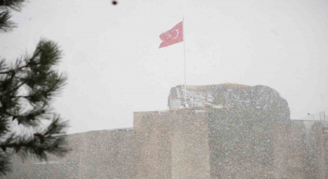 Tarihi Harput Mahallesinde kar etkisi artırdı, göz gözü görmedi