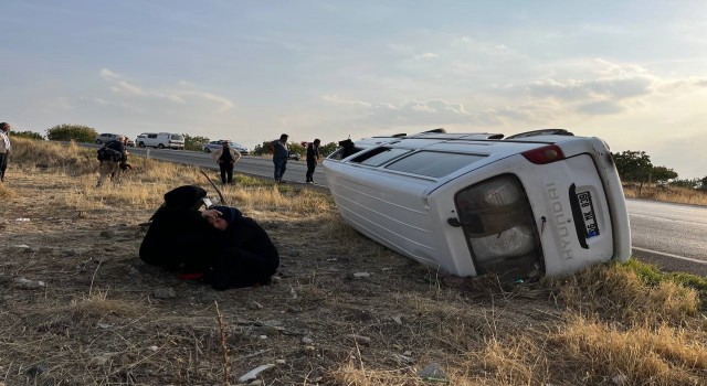 Tarım işçilerini taşıyan minibüs devrildi: 2 yaralı