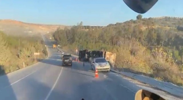 Tarsusta devrilen tırın sürücüsü yaralandı