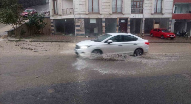 Tekirdağda şiddetli yağış: Sokaklar dere gibi aktı