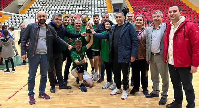 Tosçelik Sosyal Bilimler Lisesi, Öğretmenler Voleybol Turnuvasında Şampiyon Oldu