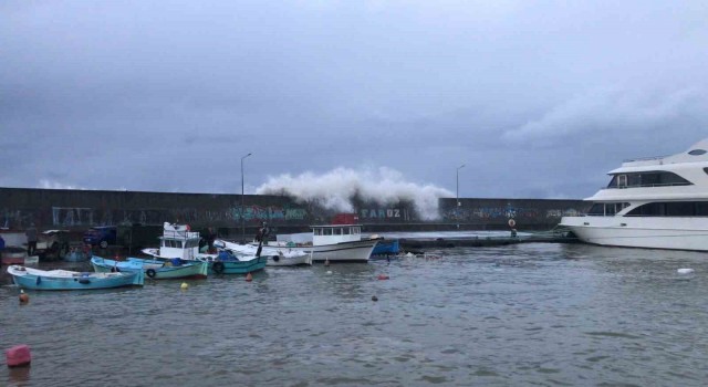 Trabzon Faroz Balıkçı Barınaklarında dün yaşanan fırtınada dev dalgalar teknelere ve binlerce lira değerindeki ağlara zarar verdi