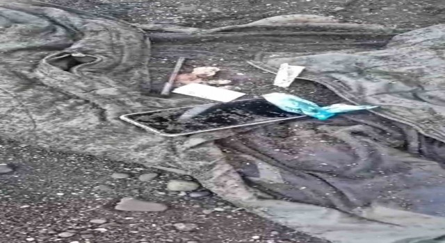 Trabzonda dalgalara kapılan lise öğrencilerinden birine ait olduğu iddia edilen hırka, cep telefonu ve kalem bulundu