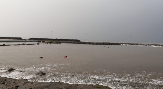 Trabzonda fırtınada deniz kenarında fotoğraf çekitrmek isteyen 2 genç dalgalara kapılarak kayboldu
