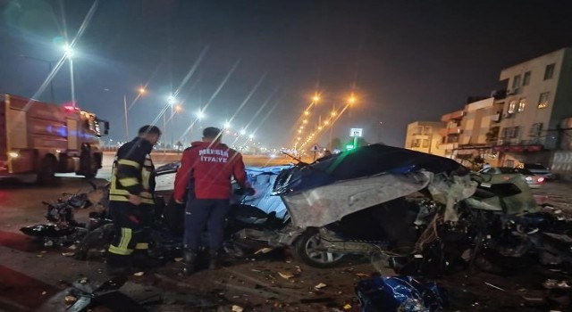 Trafik levhası direğine çarpan otomobil kağıt gibi yırtıldı, sürücü öldü