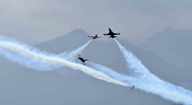 Türk Yıldızları Antalyada nefes kesti