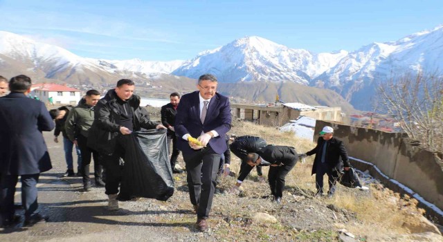 Vali Ali Çelik, öğrencilerle çöp topladı