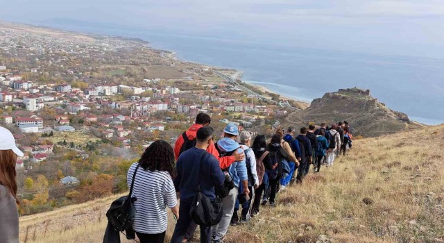 Van Gölü Aktivistleri Derneği üyeleri Adilcevazdaki tarihi yerleri gezdi