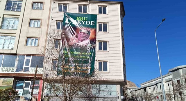 Vanda bir binaya Ebu Ubeydenin posteri asıldı