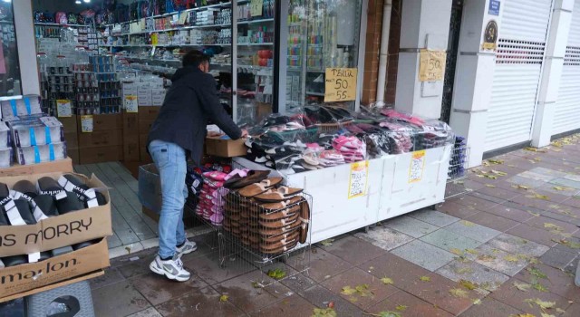 Yağmurdan ürünlerini korumaya çalışan esnaftan brandalı çözüm