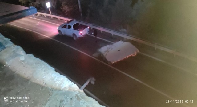 Yalovada fırtına beton bloğu uçurdu