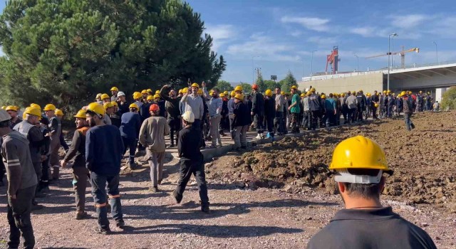 Yalovada tersanede yemekleri geç geldiği için cuma namazını kaçıran işçilerden protesto