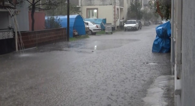 Yarım saatlik sağanak su baskınlarına neden oldu