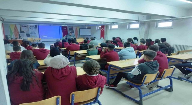 Yazar Şafak Güçlü, Hisarcıkta lise öğrencileriyle bir araya geldi